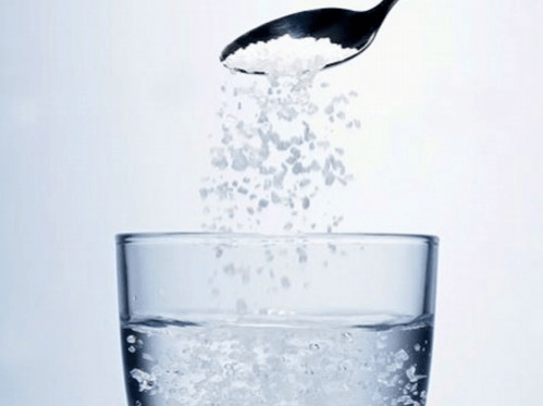 Dùng nước muối đậm đặc có thể làm khô âm đạo